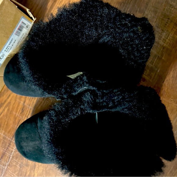 Short Uggs with Bow - Ugg - Black - Size 7 - Picture 2 of 4